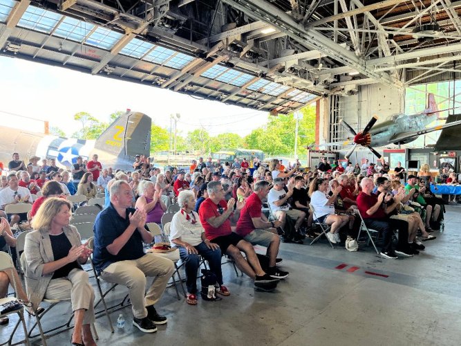 Honor flight crowd.jpg